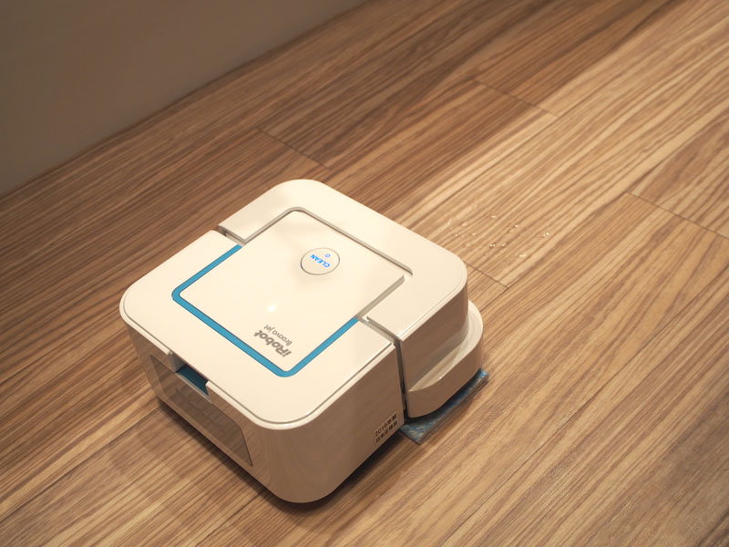 床拭きロボット「ブラーバ ジェット240」。床に水をふきつけながら掃除する