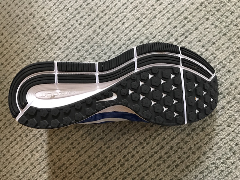 アウトソールは耐摩耗性に優れ、オンロードだけでなく、土や芝生といった路面でも高いグリップ性を発揮する