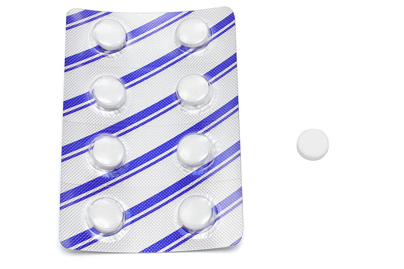 エーザイの「カーフェソフト錠」。1錠中の無水カフェイン含有量は93mgで、1回1～2錠、1日5錠まで服用してよいとあります。錠剤直径は10mm程度。16錠入りで、メーカー希望小売価格は497円（税込）