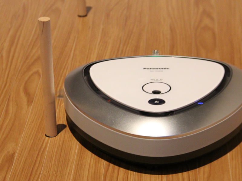 約2cmの棒も存在をしっかり検知、ぶつからずにギリギリまで近寄って、周りを掃除する