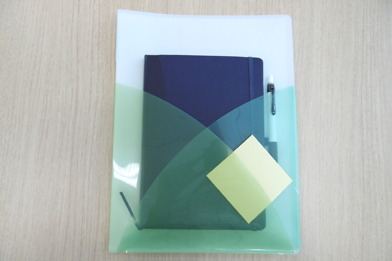 表ポケットにノートやペン、付箋を入れた。社内での持ち運びにも便利