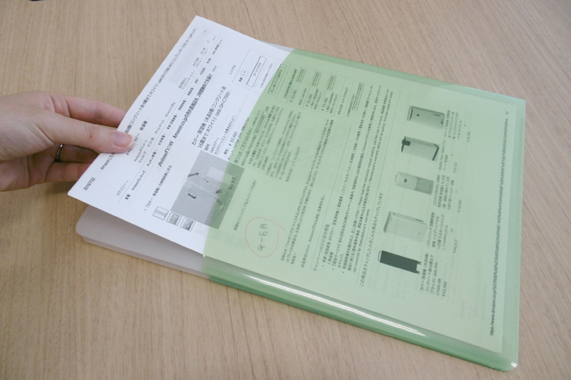 裏ポケットにはメモを書き込みたい資料を収納。取り出しやすい