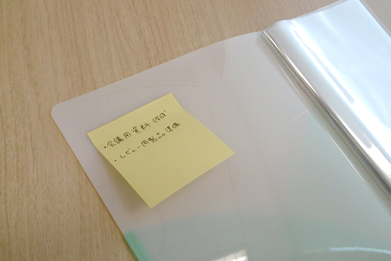 内表紙は付箋が貼れるように鏡面仕上げが施されている