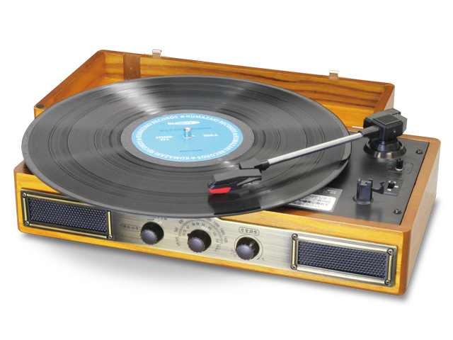 オーディオ方面もレトロデザインの宝庫。アナログレコードですしね。クマザキエイム「アンティーク調レコードプレーヤー/ラジオ(AT-2520)」