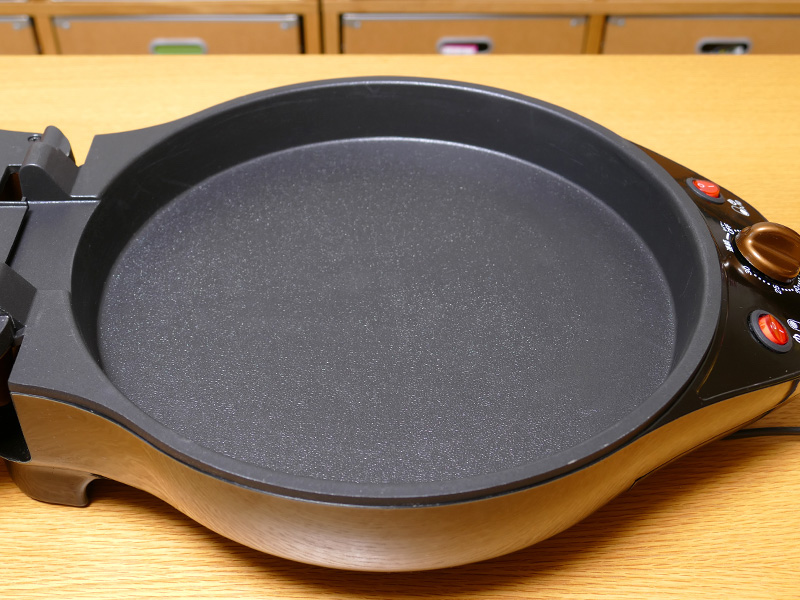 平型プレートの底面の直径は283mmで35mm。炒め物もできる深さがある