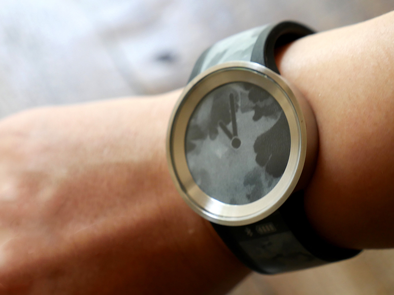 渋い(?)ウォッチフェイスができました。子供やペットの写真を使ってもよさそうです