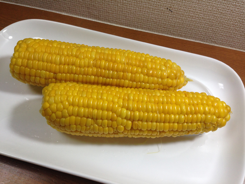 塩ゆでしたとうもろこしを用意する