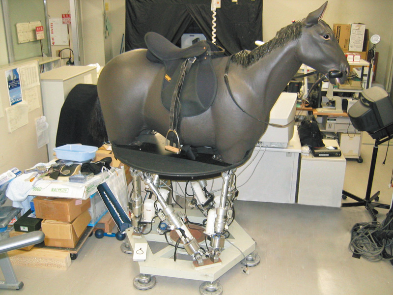 2,000万をかけて開発されたJOBAの試作機。馬の動きを再現するために、6本のシャフトを用いている