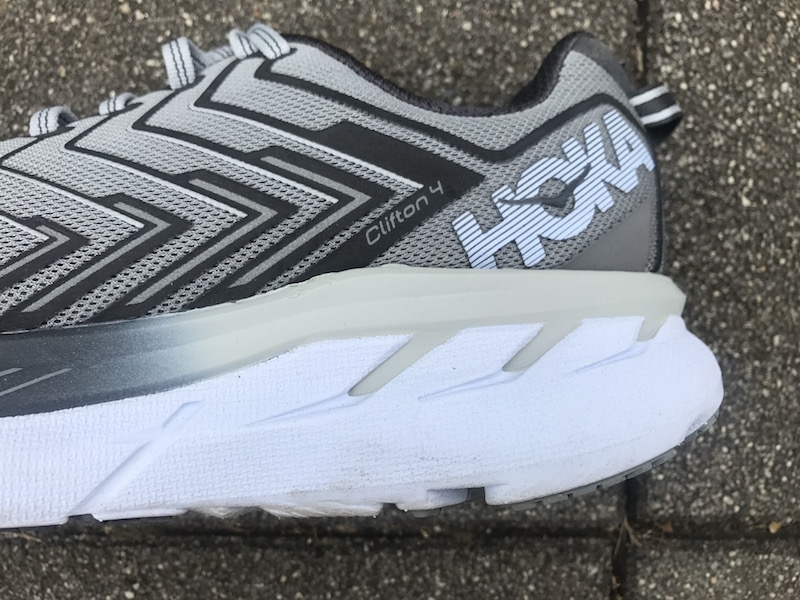 抜群の衝撃吸収性を誇るが、他のホカ オネオネのシューズと比較するとそこまでミッドソールの厚みはないので、一般的なランニングシューズからの履き替えもスムーズなはず