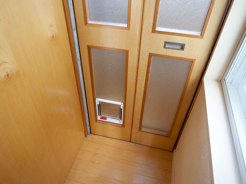 仕事場から階段を下りたトコロの仕切りにも猫ドア。部屋と階段をキッチリ仕切れますので、部屋の気密性を保ちつつ猫が自由に行き来できます