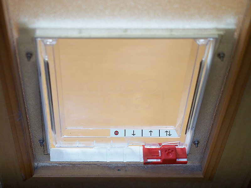 ちなみに、ほとんどの猫ドアには、通行止めにしたり、どちらか一方通行に設定できるロック機構があります