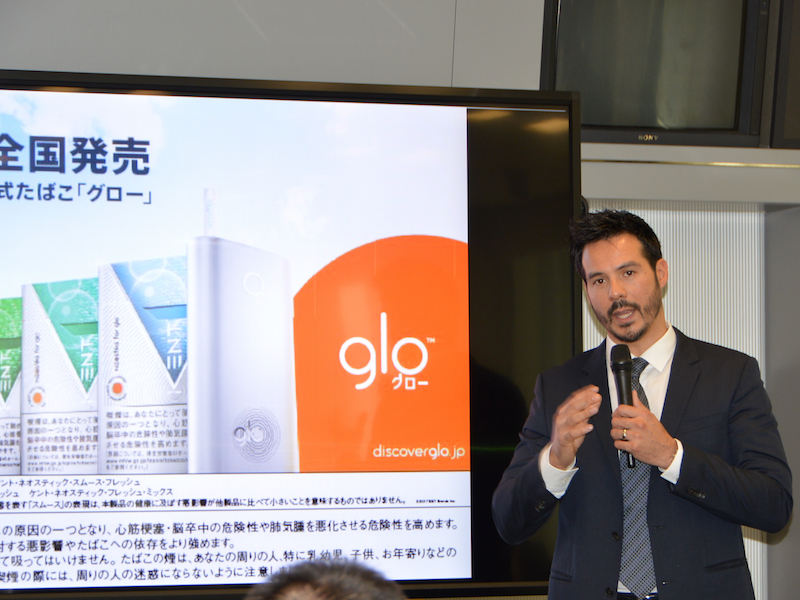 発表会には同社副社長のピーター・シモンズ氏が登壇。gloの本体(デバイス)は、東京・大阪・宮城の成人喫煙者の10人に1人に購入されていると話す