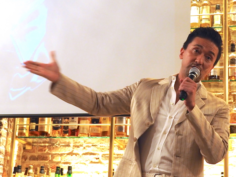 自宅でソーダストリームを愛用しているミュージカル俳優の岡幸二郎氏