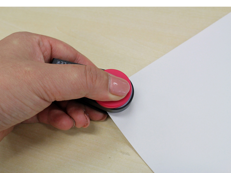 紙を挟んで、ボタンをぐっと押して閉じるだけ