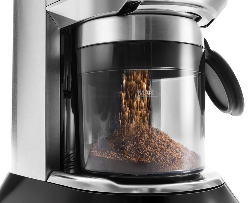 120gの容量を持つ着脱式コンテナ。大容量のため静電気による粉の飛び散りを抑えられる