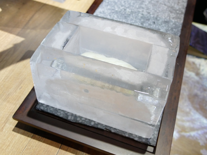 氷のボックスの中に、鱈の切り身を入れる