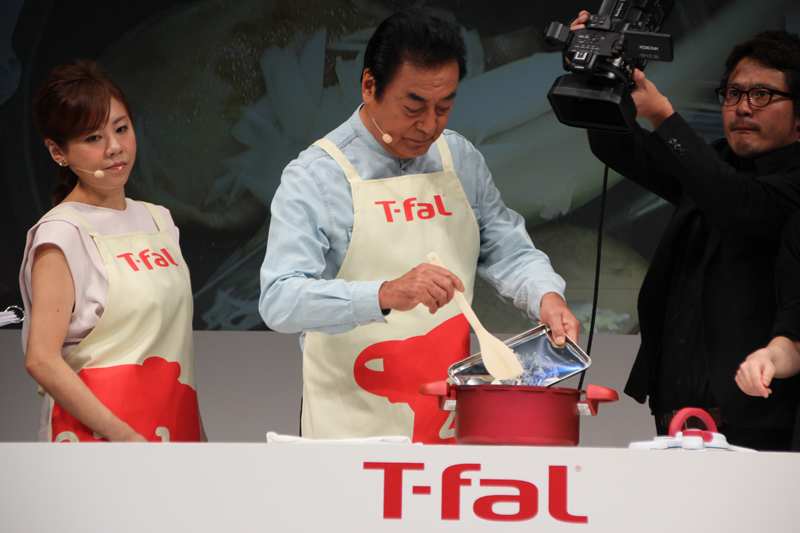 ココナッツカレーを作る高橋英樹さん