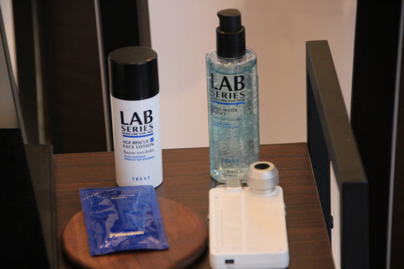 シェービング後の保湿のために、化粧水なども用意