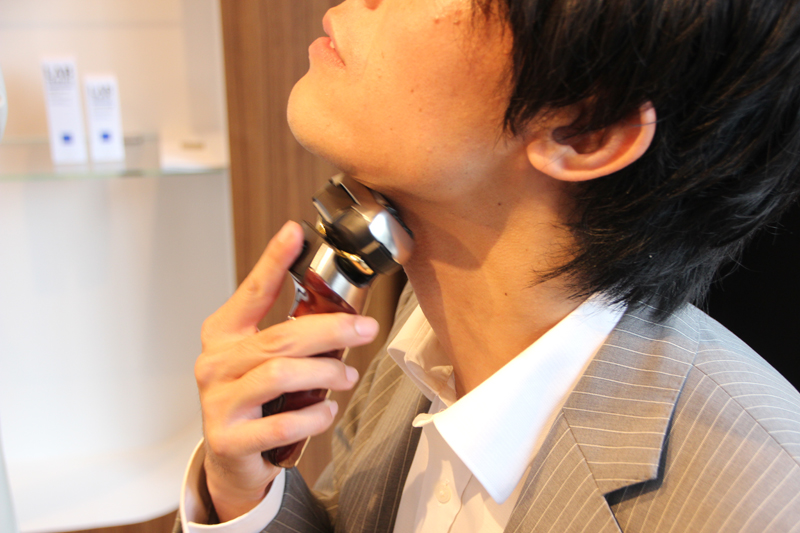 シェービングを体験した編集部スタッフからは、アゴ下など剃りにくいところにもフィットすると好評