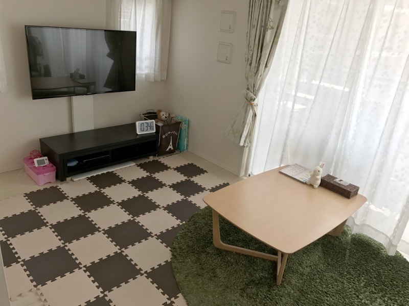 買い替え前の我が家のリビング。よくあるタイプのプレイマットが常駐するスタイル