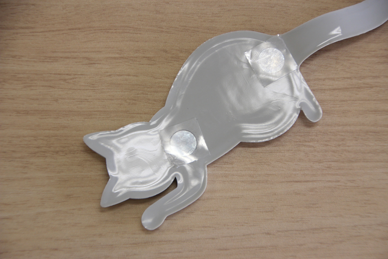 裏側。マグネットが2つ付いている