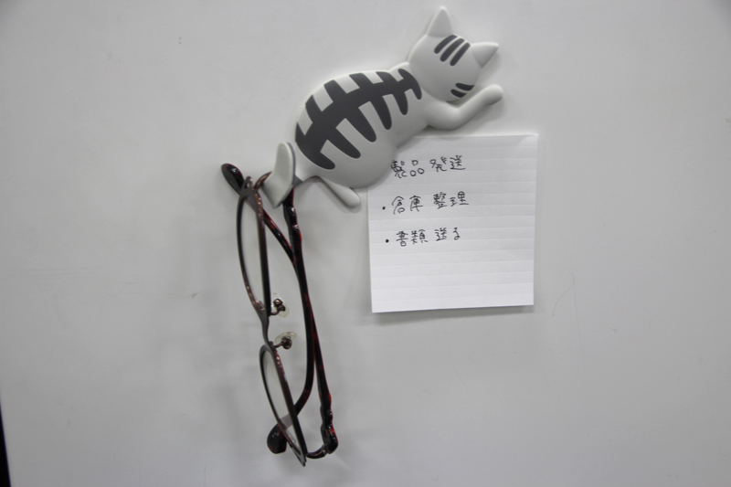 マグネットでメモをはさみながら、しっぽにメガネを引っ掛ける