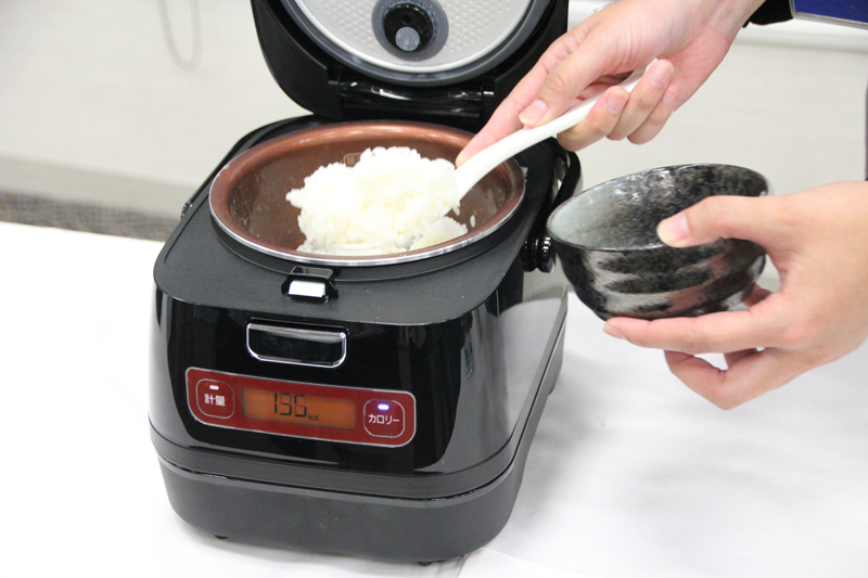 カロリーボタンを押した後にご飯をよそうとカロリー目安が表示される