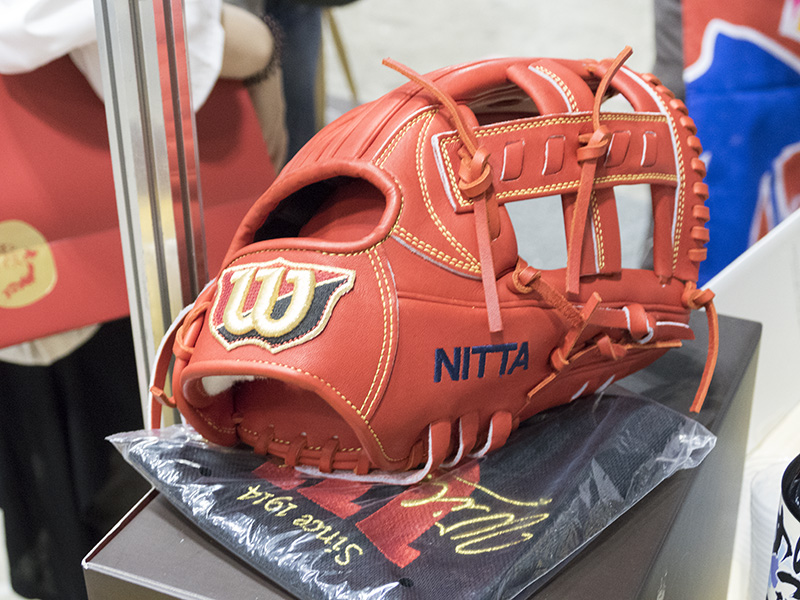 「硬式用オーダーグローブ」は名前も刺繍されます