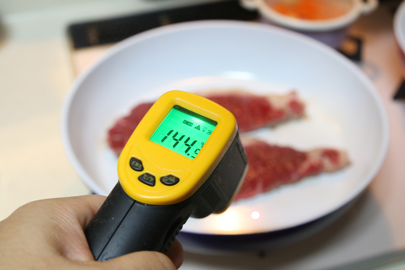 肉が焼けてきてちょっと温度が高くなってきたかナーと思ったら、やや弱火に