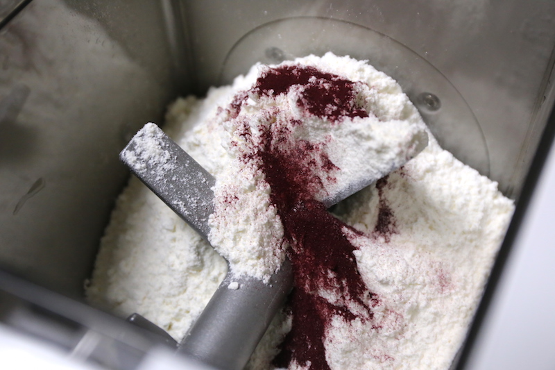 強力粉に食用色素を投入。初回よりこんな使われ方をするヌードルメーカーもなかなかないでしょう