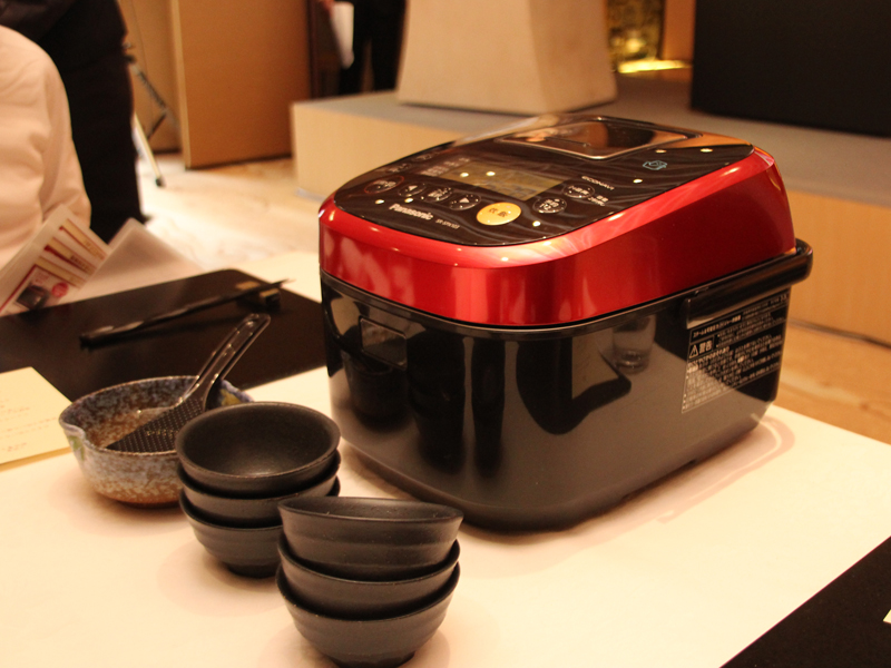 2013年に発売した「スチーム&可変圧力IHジャー炊飯器 SR-SPX103/183」。史上最高傑作として、プロモーションにも力を入れた