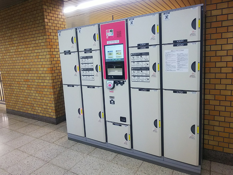 荷物をロッカーに入れて扉を閉め、交通ICカードをかざすと代金の支払いができ、自動的にロッカーの鍵が閉まる。交通ICカード自体がカギになるので、ロッカーのカギはない