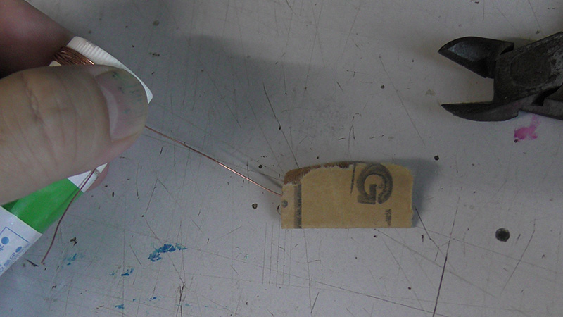 反対側の電線もエナメルの被覆を紙やすりで削る