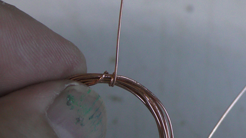 キレイに巻いたエナメル線がバラけないように、両端2本の電線でまとめる