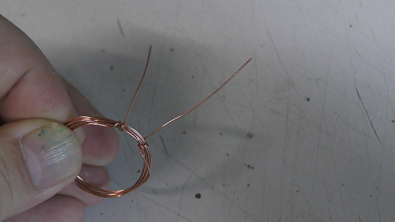 キレイに巻いたエナメル線がバラけないように、両端2本の電線でまとめる