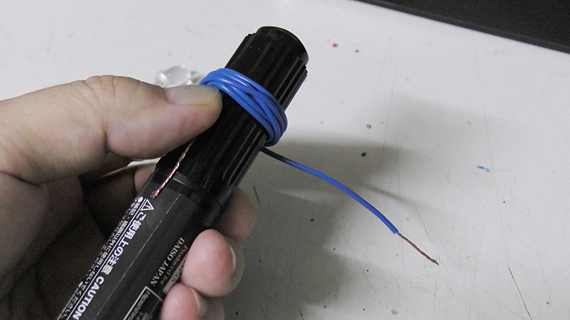 8～10巻き分の電線をカットして両端の被覆を向き、コイルを作る