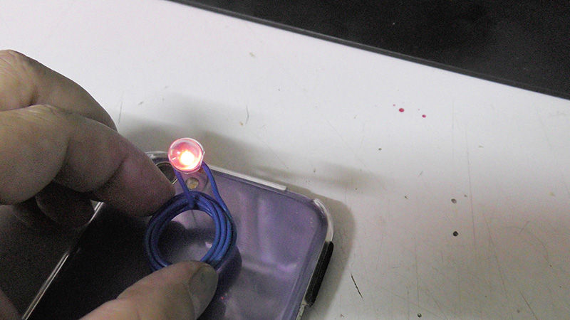 スマホにかざしてLEDが点灯するのをチェック！
