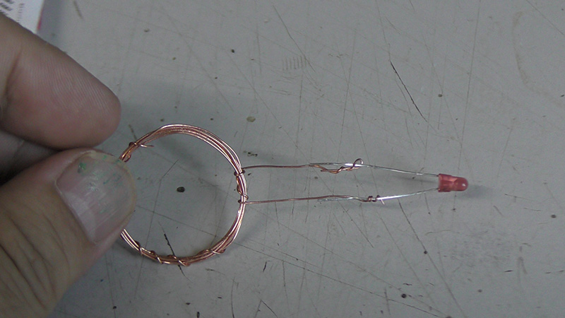 LEDの足にコイルの2つの電線をつなげる。ビニールテープなどでショートしないようにカバーするとなおグッド！