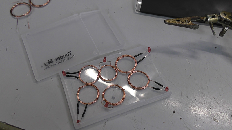 カード中央部を避けてコイルを配置して接着剤で固定