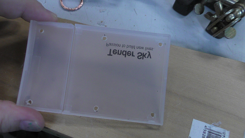 カード中央部を避けてコイルを配置して接着剤で固定