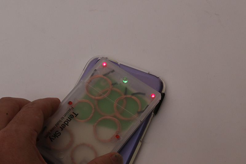 改札機と交通ICカードの間にコイルが挟まらないように実装する。動作はまずスマホでチェック