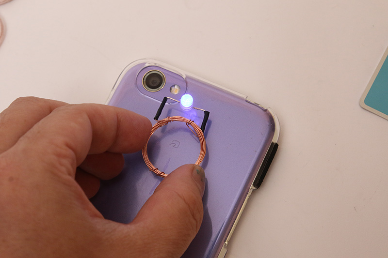 いろいろなケースに実装したり、コイルの直径や巻き数を変えて、LEDの光る具合を調整するのは、個々の自由研究課題だ