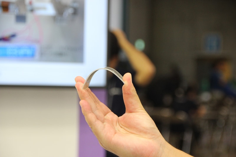 ねじ曲げられる「フレキシブルリチウムイオン電池」