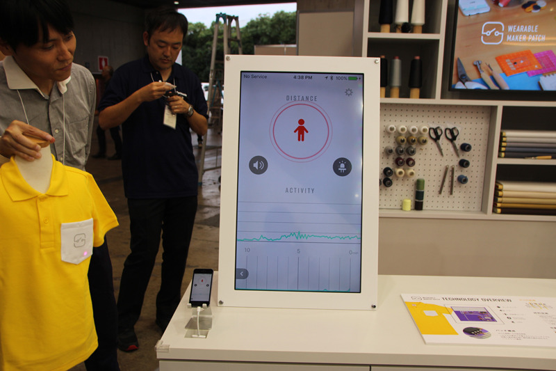 活動量計の機能を付加した衣類を揺らすと、グラフが変動した