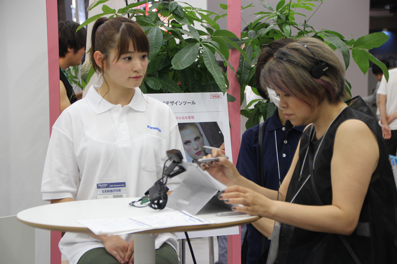 メイクアップアーティストによるデモンストレーションも