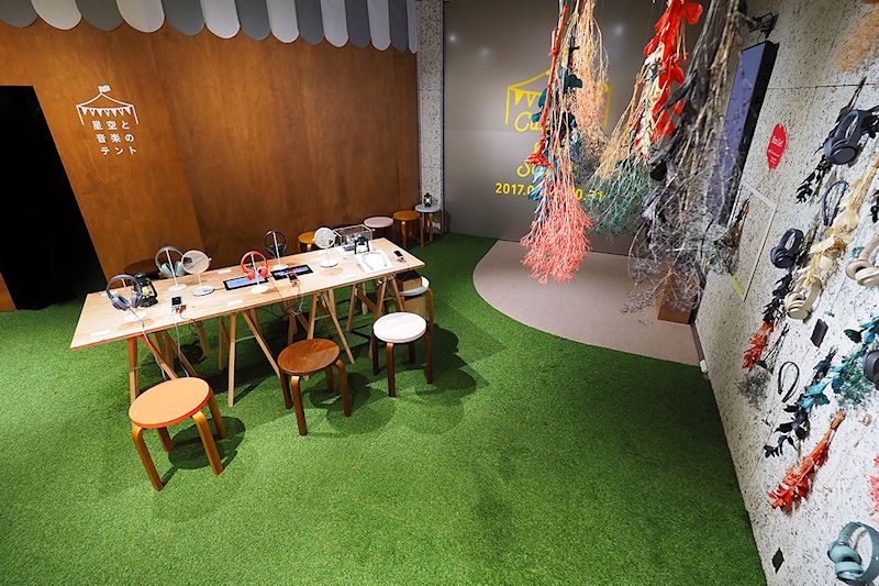 Sony Square Shibuya Projectの現在の様子。中央左に見えるテーブルが新型ヘッドホンの試聴コーナーである「タッチ&トライテーブル」です。座ってゆっくり試せます。