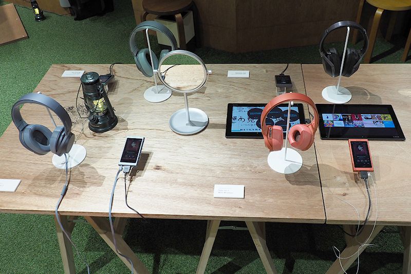 各ヘッドホンには音源としてウォークマンが接続されています。ウォークマンの機種は<a href="http://www.sony.jp/walkman/products/NW-A40_series/" class="n" target="_blank">「NW-A40シリーズ」</a>です。これも発売前の新型ですね♪