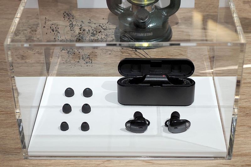 はい、出ました高注目度の<a href="http://www.sony.jp/headphone/products/WF-1000X/" class="n" target="_blank">左右完全分離型「WF-1000X」</a>！　紛失防止のためケース越しの展示ですが、スタッフに言えば別途実機を出してくれて、それで試聴できます。耳へのフィット感はどうか？　ノイズキャンセリング性能は？　じ～っくり試せます