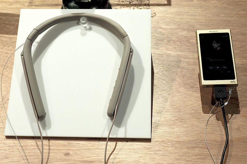 <a href="http://www.sony.jp/headphone/products/WI-1000X/" class="n" target="_blank">ネックバンド型「WI-1000X」</a>。これが予想外に軽快な装着感。コレいいかも～