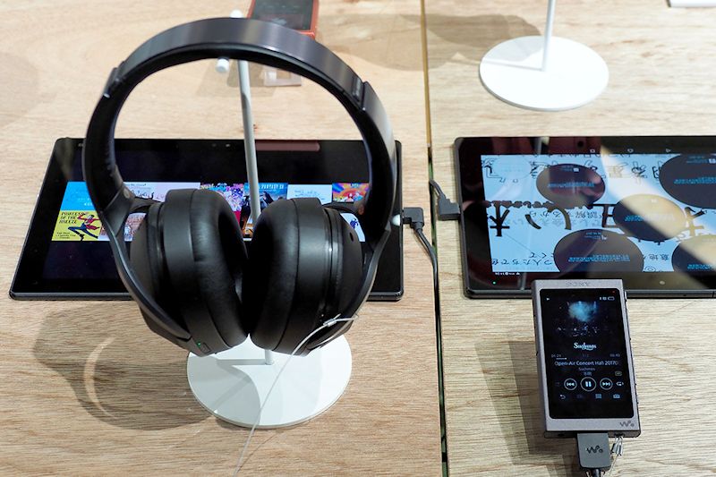 そして高性能な<a href="http://www.sony.jp/headphone/products/WH-1000XM2/" class="n" target="_blank">密閉型「WH-1000XM2」</a>。新次元のノイズキャンセリング性能が本当に凄い。試した瞬間、欲しくなっちゃいました！